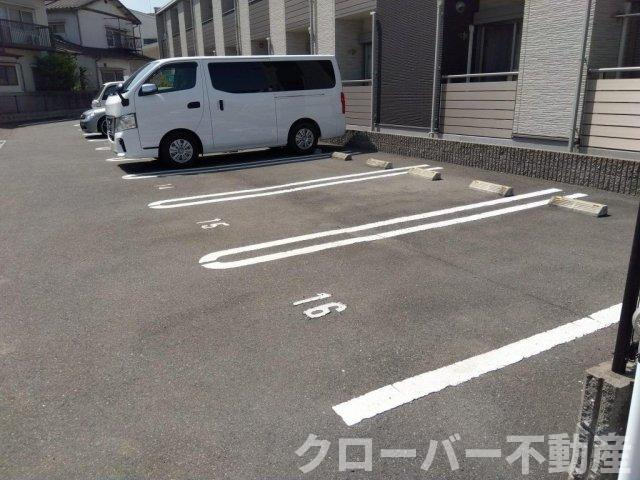 クレイノ福江の駐車場