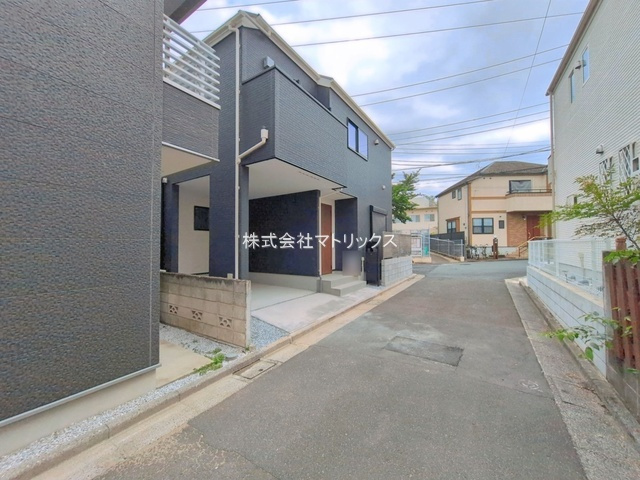 練馬区東大泉7丁目　東南角地　快適省エネ邸宅の前面道路含む現地写真