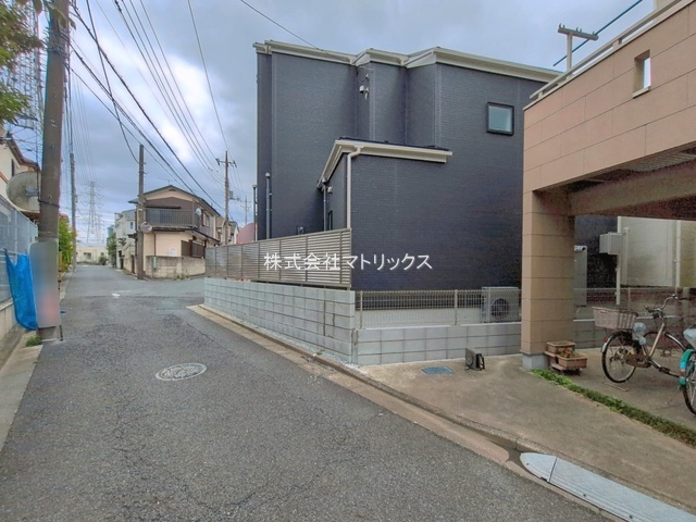 練馬区東大泉7丁目　東南角地　快適省エネ邸宅の前面道路含む現地写真