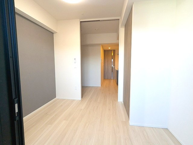 geo ent上野稲荷町のその他共用部分|洋室、エアコン・照明・クローゼット付、バルコニーに面した明るい室内です