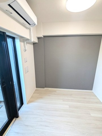 geo ent上野稲荷町の設備|洋室、エアコン・照明・クローゼット付、バルコニーに面した明るい室内です