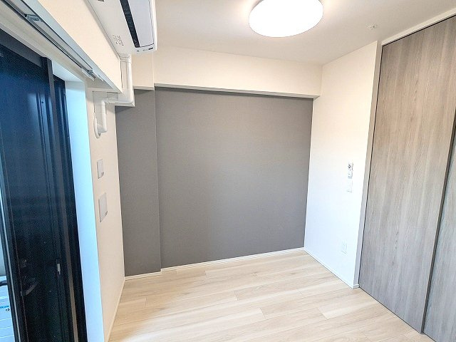 geo ent上野稲荷町の設備|洋室、エアコン・照明・クローゼット付、バルコニーに面した明るい室内です