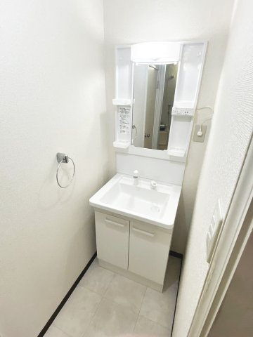 ドエル・イニシオ宝塚売布の洗面所|明るい洗面所です
