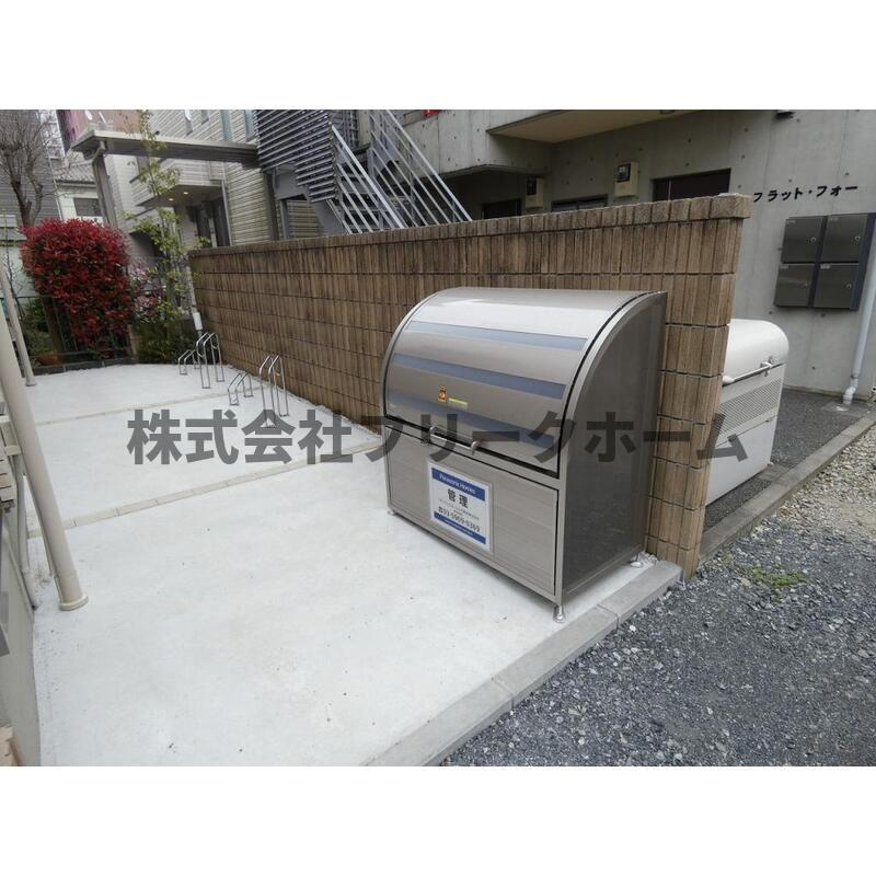 武蔵野市境２丁目のアパートのエントランス