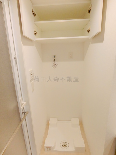 スタイリオ蒲田WESTの設備|棚付きがうれしい洗濯機置き場