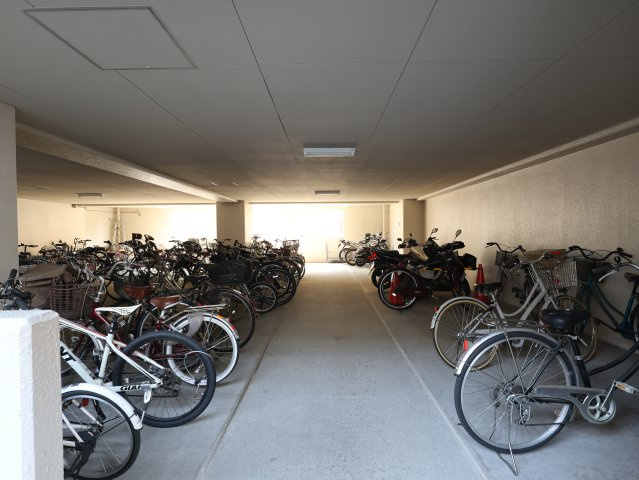 サーパス西古松Ⅱの駐車場|駐輪場の写真になります。