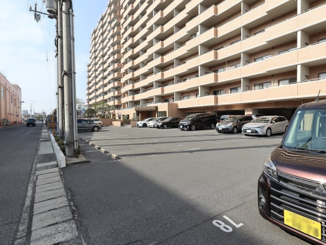 サーパス西古松Ⅱのその他|敷地内駐車場の写真になります。