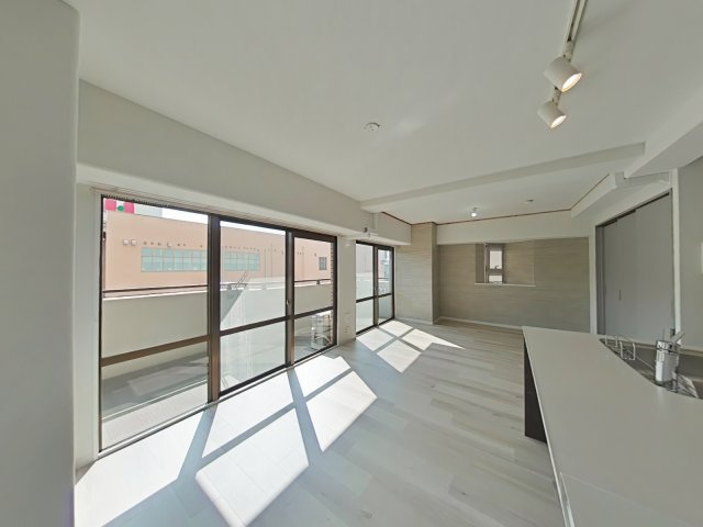 サーパス西古松Ⅱの居間・リビング|リビングダイニングの室内写真になります。
南側リビングになっており採光良好です。