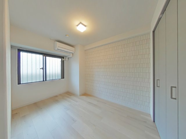 サーパス西古松Ⅱの洋室|東側洋室の室内写真になります。
エアコンを取り付けております。
アクセントクロスを入れてお洒落にリフォームしております。