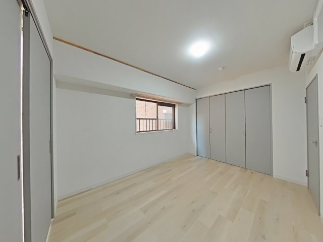 サーパス西古松Ⅱの洋室|リビング横の洋室になります。
２部屋あった和室を1部屋洋室に変更し1部屋リビングにしました。