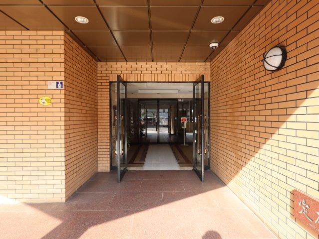 サーパス西古松Ⅱのエントランス|エントランス入口の写真になります。
管理人が平日は日勤管理しており、丁寧に清掃いただいております。