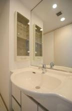 プレミアステージ市ヶ谷河田町の独立洗面台|大きな鏡が嬉しい洗面台