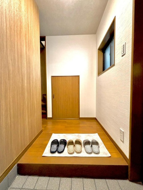 永楽町の玄関|余計な装飾のない玄関は、スッキリとした印象で来客にも好印象。必要なアイテムだけを並べて使いやすい、自分仕様に整えられる空間です。