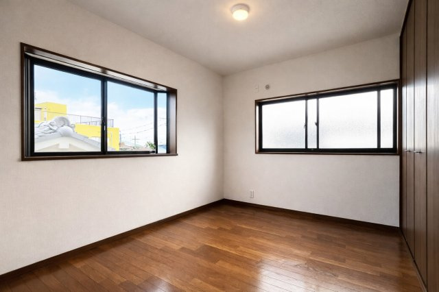 永楽町の洋室|木調の味わいと高い機能性でくつろぎの空間をちょっとした工夫で暮らしをより良く、お手入れも簡単に生活できます。