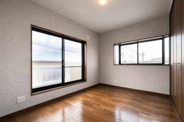 永楽町の洋室|扉を開ければすぐバルコニー。風通しが良く、季節の心地よさを感じられる、爽やかな住まいのプライベート空間。