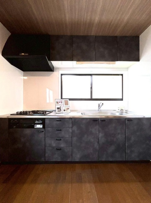 永楽町のキッチン|シンプルな壁付キッチンは、キッチン周りをすっきり整理整頓。家事効率が良く、リビングスペースを広く使える、毎日の暮らしに便利な間取りです