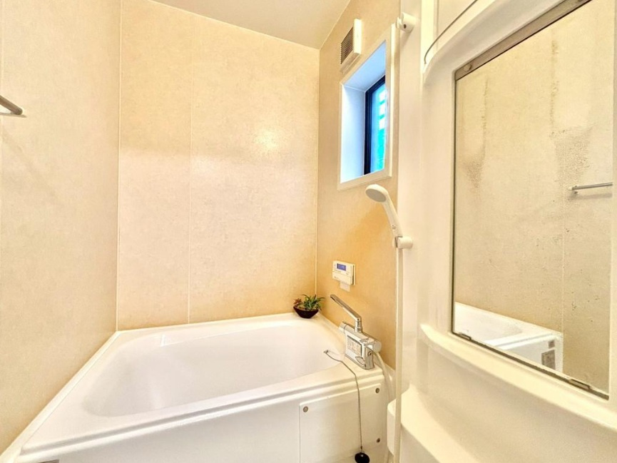 永楽町の浴室|自然光が入り、換気も簡単な窓付き浴室。明るく爽やかで清潔感あふれる空間だから、リラックスできるバスタイムと家事効率を両立します。