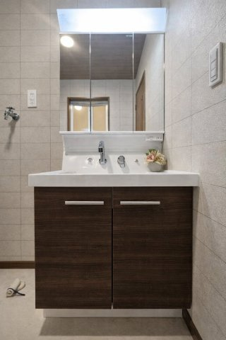 永楽町の独立洗面台|見やすく使いやすい三面鏡洗面化粧台。鏡裏収納で化粧品や洗面用品をすっきり隠して収納でき、毎日の暮らしが快適になる洗面スペースです