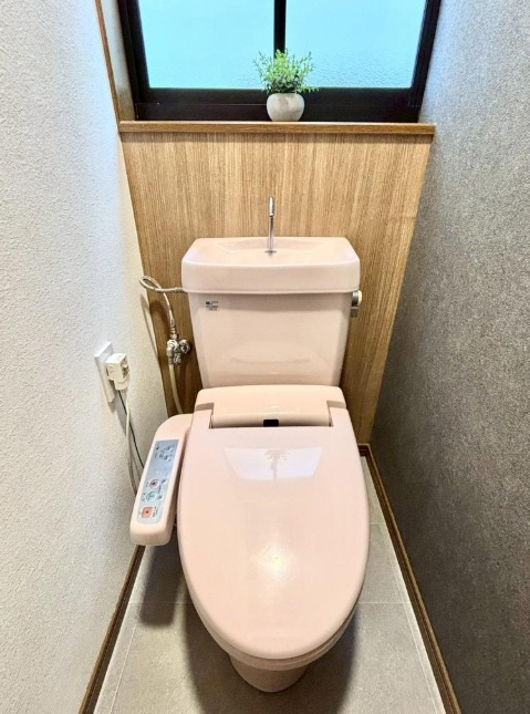 永楽町のトイレ|自然光が差し込む窓付きトイレで、換気もバッチリ。湿気やにおいもこもりにくく、いつでも快適に使える清潔感ある空間です。