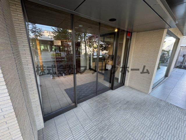 小金井市本町５丁目の賃貸マンションのエントランス