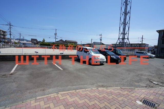 モンシェリ【キャッシュバック対象物件】の駐車場|駐車場があるので、車を買う予定の方も安心です