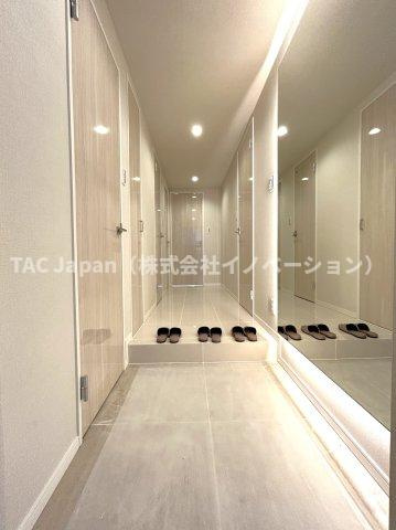 東京シーサウスブランファーレの玄関|廊下のような人の行き来するスペースは「引き戸」を採用しております。家の中での安全性も住み心地の一部です。