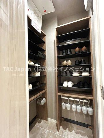 東京シーサウスブランファーレの玄関|玄関横に設置されたシューズインクローゼット。高さの調節もでき、お好きなサイズの靴はもちろん、傘やレインコート、ゴルフバック等も収納できるので、スッキリとした玄関が実現できます。