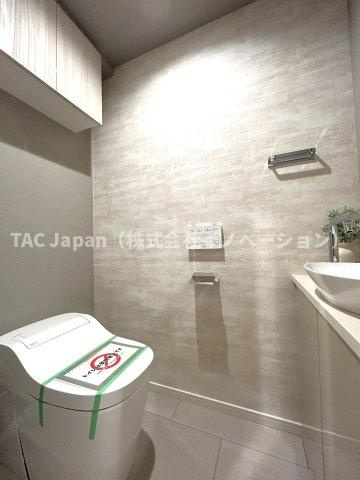 東京シーサウスブランファーレのトイレ|洗浄機能付き便座を標準装備。便座保温機能もあるので寒い季節も安心。トイレ奥のスペースにちょっとした収納を造作することも可能。トイレットペーパーなど効率的に収納できます。
