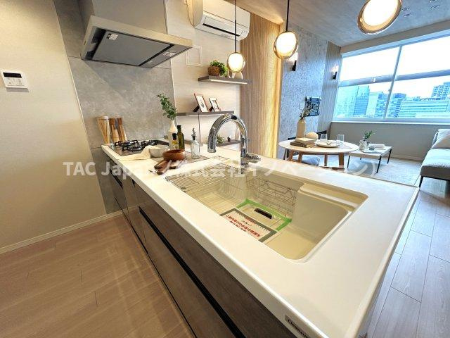 東京シーサウスブランファーレのキッチン|スタイリッシュな対面キッチンを採用。キッチンからリビングが見渡せるので、お子様を安心して遊ばせながら家事ができますね！リビング学習をするお子様にも声がかけやすい自然な距離感です