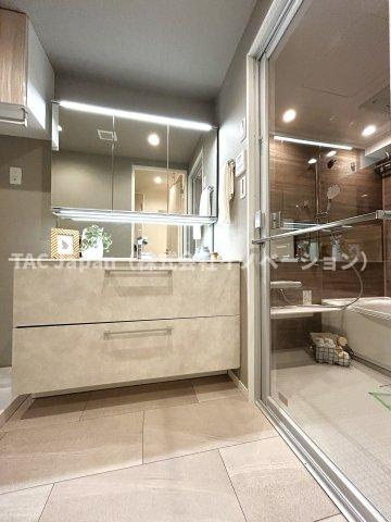 東京シーサウスブランファーレの独立洗面台|一日の始まりと終わりを心地よく演出してくれる、多彩な機能が備えられたパウダールーム。心地よいリフレッシュ空間です。大きく見やすい三面鏡で清潔感ある洗面台は、身だしなみチェックや肌のお手入れに。