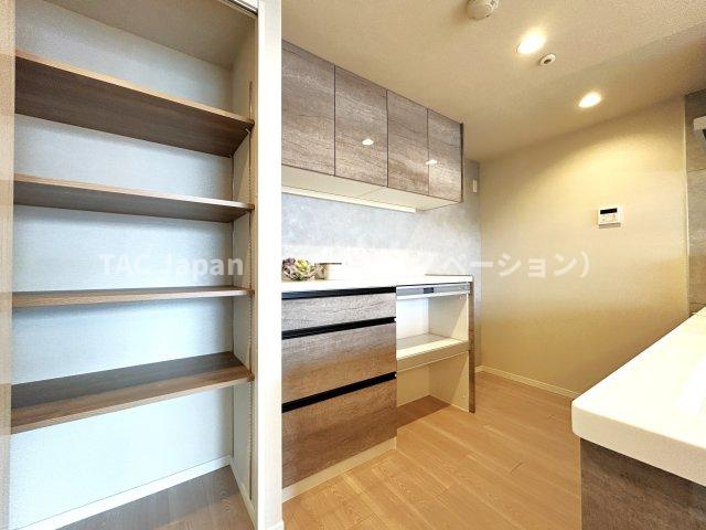 東京シーサウスブランファーレのキッチン|会話が弾む対面型キッチン。お洒落な食器類を余裕で収納できるスペース。動きやすい女性目線のキッチン動線。これからはお料理をつくる時間が劇的に変わります。