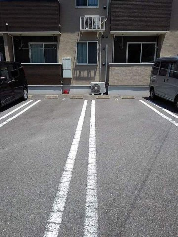 ニュードミール　ヒロの駐車場|駐車場があるので、車を買う予定の方も安心です