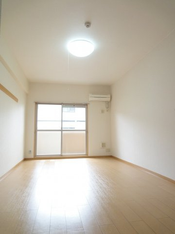 プラシードレジデンスの内装|明るい色調の室内です