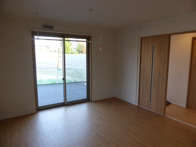 エルメゾン坂原　Ａ　(メゾネット)の居間・リビング|使いやすいリビングです