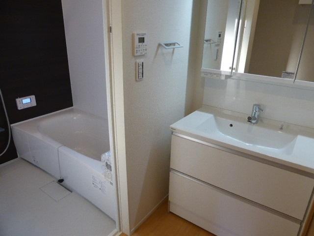 エルメゾン坂原　Ａ　(メゾネット)の洗面所|明るい洗面所です