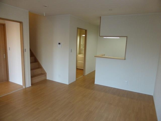 エルメゾン坂原　Ａ　(メゾネット)の居間・リビング|使いやすい居間です