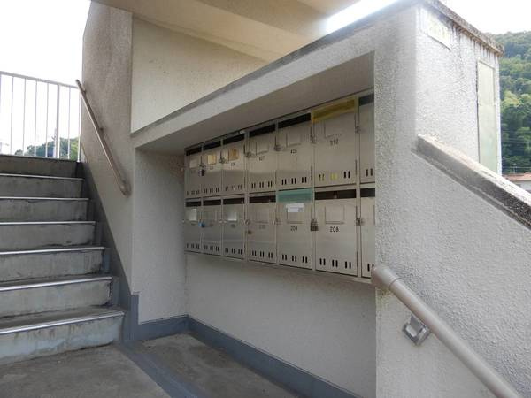 ビレッジハウス畑賀2号棟のエントランス|建物の内部です