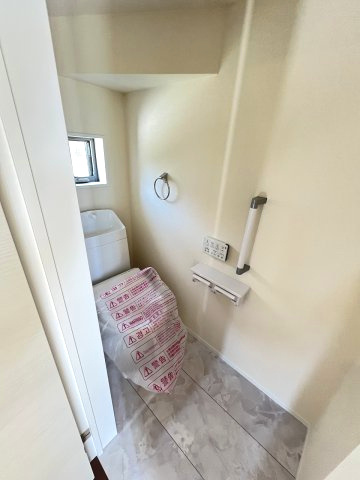 【内装】 | 福岡市早良区飯倉4丁目　1号棟（全2棟）【仲介手数料無料・0円】 | 施工例。1階のトイレです。施工例は完成時と異なる場合があります。