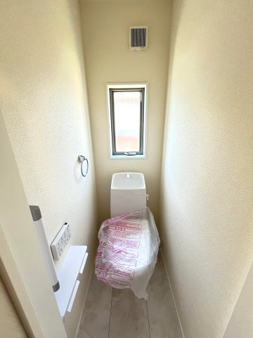 【内装】 | 福岡市早良区飯倉4丁目　1号棟（全2棟）【仲介手数料無料・0円】 | 施工例。2階にもトイレです。施工例は完成時と異なる場合があります。