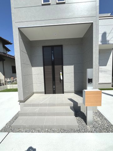 【玄関】 | 福岡市早良区飯倉4丁目　1号棟（全2棟）【仲介手数料無料・0円】 | 施工例。施工例は完成時と異なる場合があります。