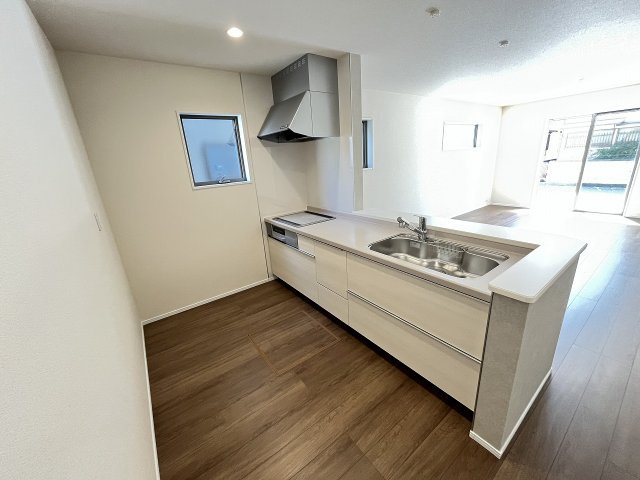 【キッチン】 | 福岡市早良区飯倉4丁目　1号棟（全2棟）【仲介手数料無料・0円】 | 施工例。施工例は完成時と異なる場合があります。

