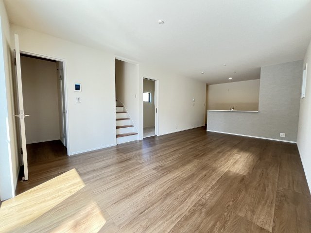 【内装】 | 福岡市早良区飯倉4丁目　1号棟（全2棟）【仲介手数料無料・0円】 | 施工例。リビングです。施工例は完成時と異なる場合があります。