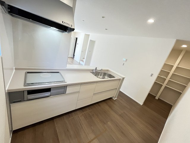 【キッチン】 | 福岡市早良区飯倉4丁目　1号棟（全2棟）【仲介手数料無料・0円】 | 施工例。施工例は完成時と異なる場合があります。