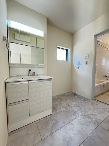 【洗面所】 | 福岡市早良区飯倉4丁目　1号棟（全2棟）【仲介手数料無料・0円】 | 施工例。施工例は完成時と異なる場合があります。