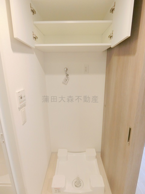 スタイリオ蒲田WESTの設備|棚付きがうれしい洗濯機置き場