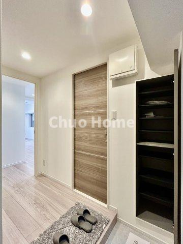 下谷第2サマリヤマンションの玄関|【玄関】玄関には大型のシューズクローゼットを設置しておりますのでいつでもスッキリりとした空間を保てます。玄関周りを清潔に使うのはとても大事なことですよね。