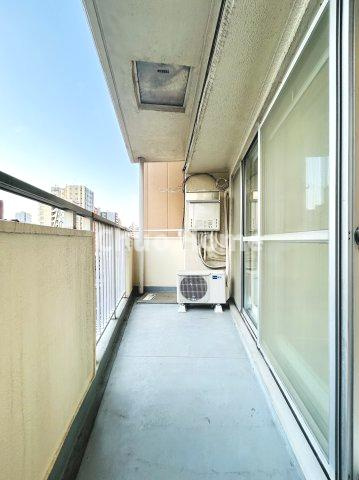 下谷第2サマリヤマンションのバルコニー|【バルコニー】幅もあって、奥行きもあるゆとりのバルコニー。洗濯物を干したり乾かしたりだけでなく、ただ出てみるだけでも気持ちいいですよ。