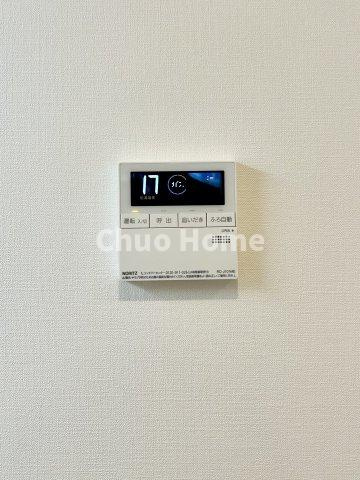 下谷第2サマリヤマンションの発電・温水設備|【給湯リモコン】外での一日を忘れさせてくれるオートバス機能でお好みの湯量・温度に調整された浴槽。