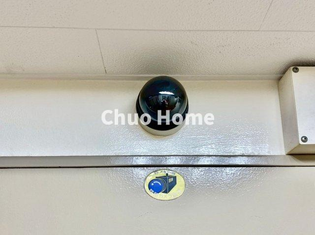 下谷第2サマリヤマンションの防犯設備|【防犯カメラ】何かあった時の大事な証拠になることももちろんなりますが、防犯というくらいですので大事なのは防犯カメラがあることによって抑止力につながることですよね。