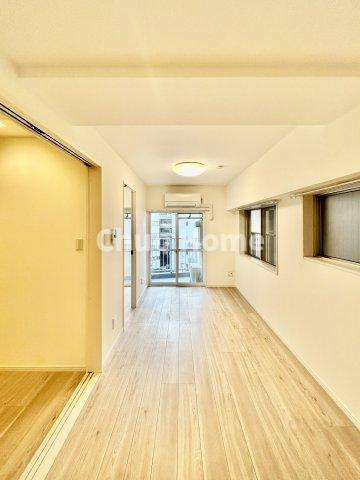 下谷第2サマリヤマンションの居間・リビング|【リビングダイニング】一日の中で多くの時間を過すことになるリビングダイニングだからこそ、いつも穏やかな空間であることが必然。爽やかな通風と採光を存分に感じる事が出来る空間です。